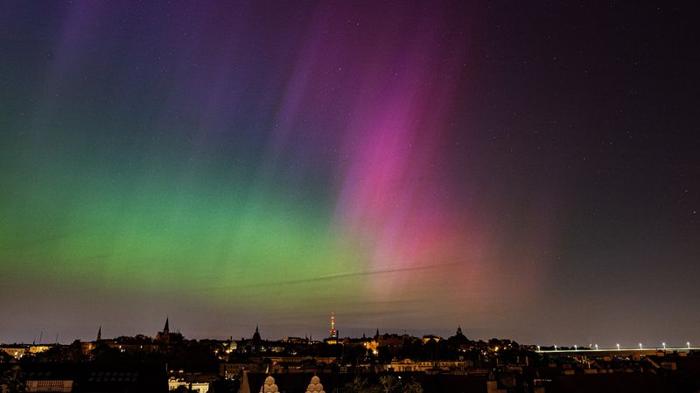 Aurora (aurora borealis) a Praga il 10 maggio 2024