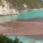 Enorme frana a Baia delle Zagare: travolti ombrelloni, lettini e sdraio sulla spiaggia