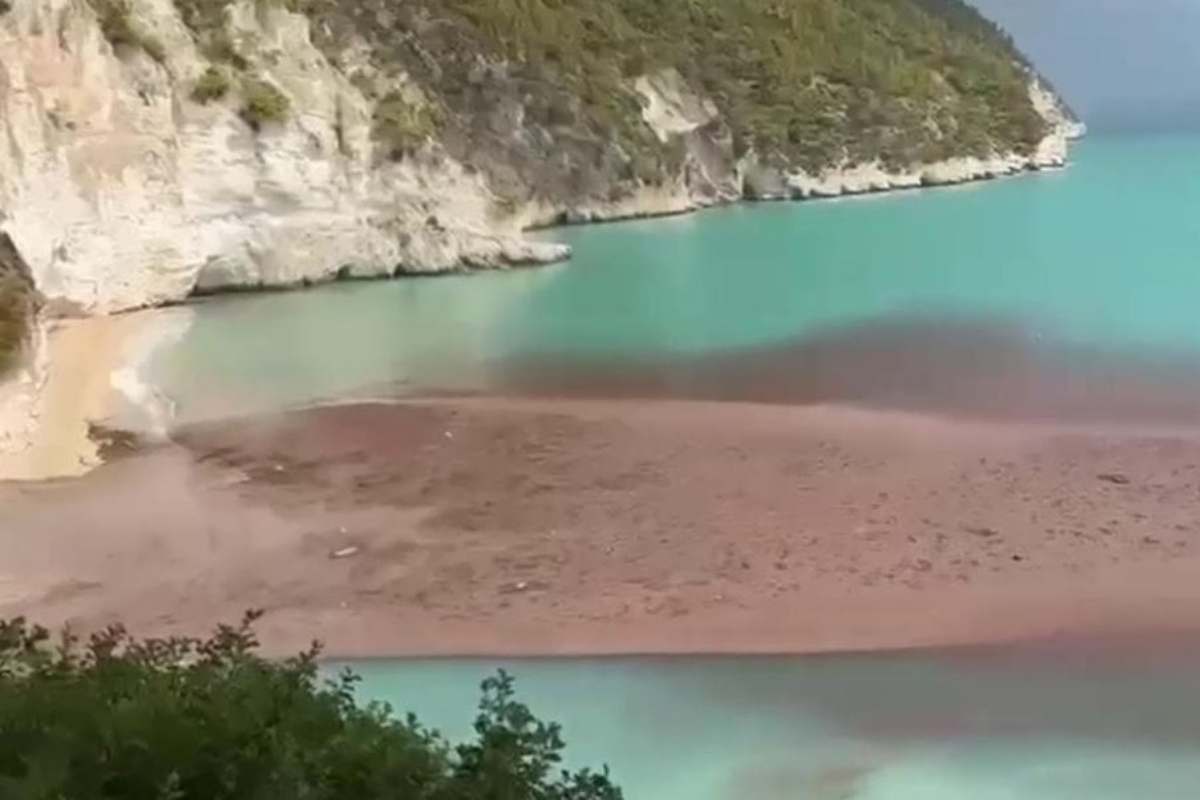 Frana a baia delle zagare, nel Gargano