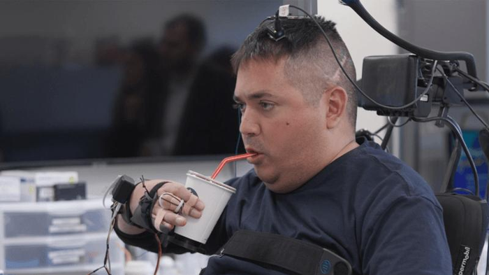 Keith Thomas solleva e beve da una tazza da solo grazie a un impianto cerebrale che lo sta aiutando a superare la paralisi causata da un infortunio.