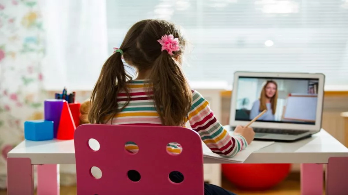 bambina al computer