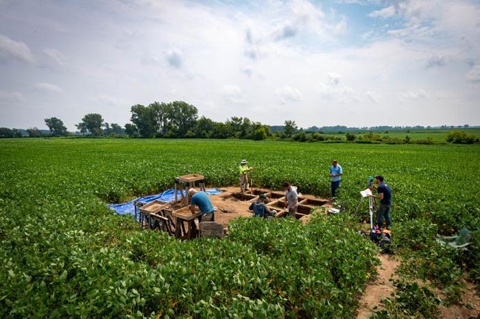 I ricercatori e archeologi dell'Università del Michigan scavano il sito di Belson Clovis nella contea di St. Joseph nei Grandi Laghi, USA.