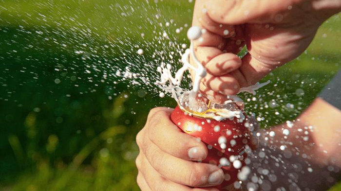 Una lattina di Coca-Cola che fruisce all'apertura.