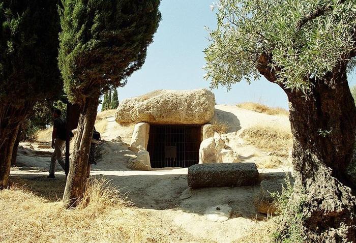 L'ingresso al dolmen di Menga