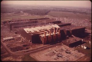 Nuovo impianto di fusione della Ford Motor Company a Flat Rock, fotografato da Joe Clark nel 1973 per il progetto DOCUMERICA dell'EPA.