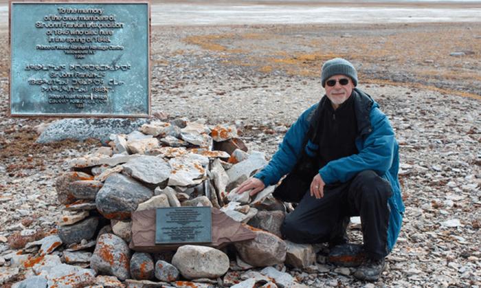 Douglas Stenton presso un cippo commemorativo dove riposano i resti di James Fitzjames e altri dodici marinai della spedizione Franklin.