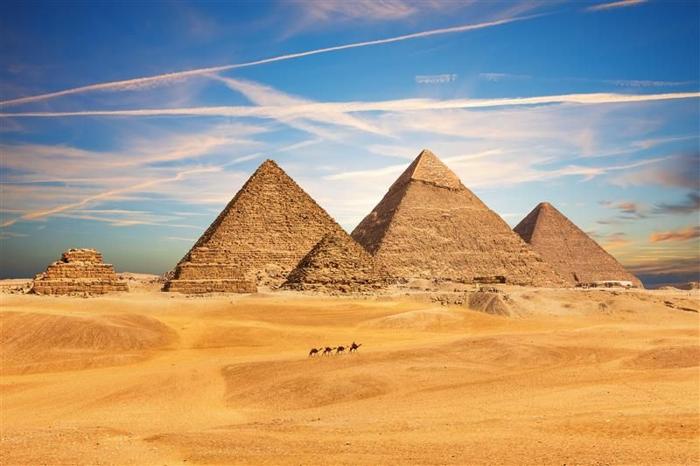 il complesso di Giza visto durante il giorno. Le tre principali piramidi e quelle più piccole sono tutte visibili