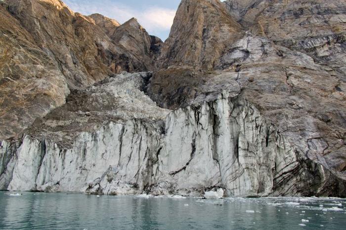 Sembra un ghiacciaio ordinario, ma un mese dopo che questa immagine è stata scattata, le rocce scivolando lungo questa pendenza hanno prodotto uno degli eventi più straordinari mai rilevati.