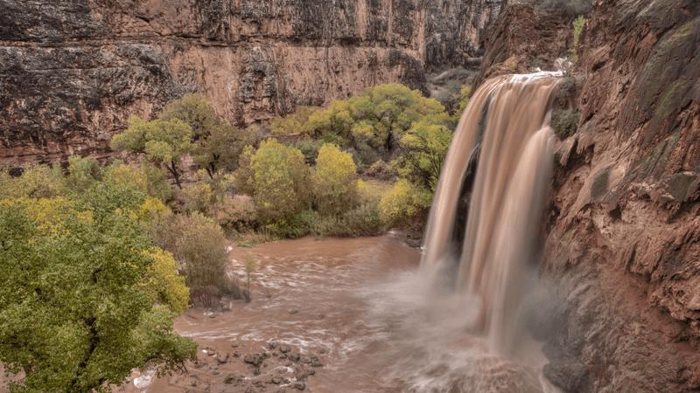 una cascata durante le alluvioni improvvisi nel parco nazionale del Grand Canyon