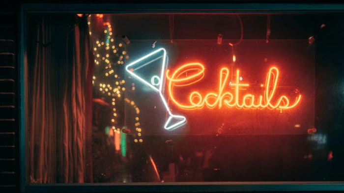 una luce al neon in una finestra del bar che scrive cocktails