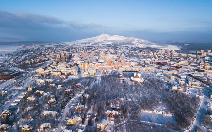 Il vulcano estinto di Kiruna, Svezia che si erge dietro alla città.