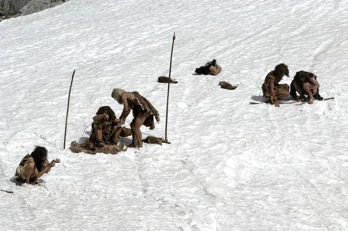 Uomo delle caverne preistorico Neanderthal su uno sfondo dell'era glaciale innevato