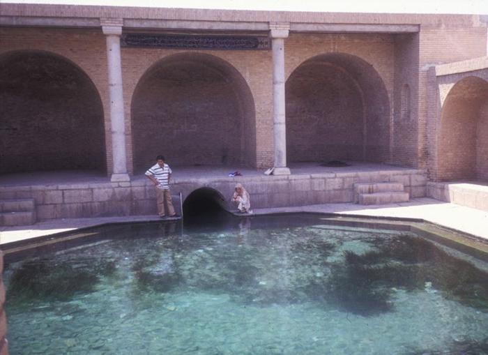 Le superfici acquatiche emergono da un tunnel sotterraneo presso il sistema agricolo patrimonio mondiale Qanat Irrigated a Kashan, in Iran, in uso dal 800 a.C.