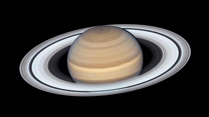 Saturn, con i suoi distintivi anelli.