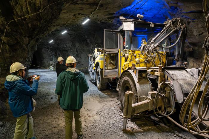 I turisti possono visitare all'interno di una miniera di minerale di ferro a Kiruna, Svezia, dove è stata trovata lo scorso anno la più grande riserva di metalli delle terre rare in Europa.