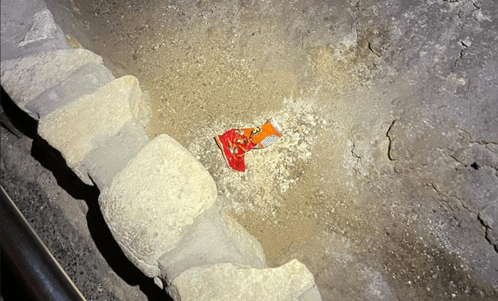 Un sacchetto di snack di mais caduto nella Grande Sala delle Grotte di Carlsbad e era stato a marcire per un po'.