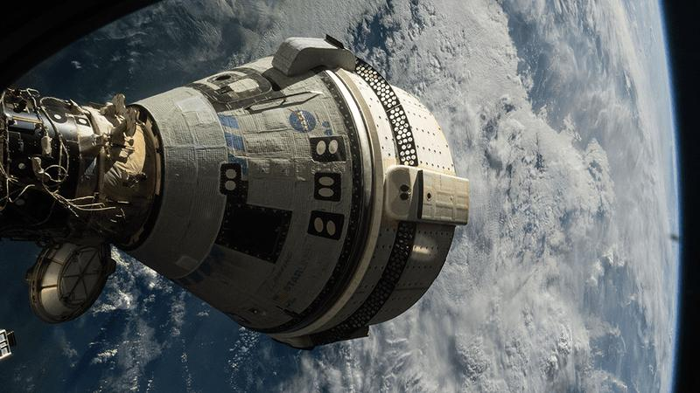 La capsula Starliner attaccata alla ISS.