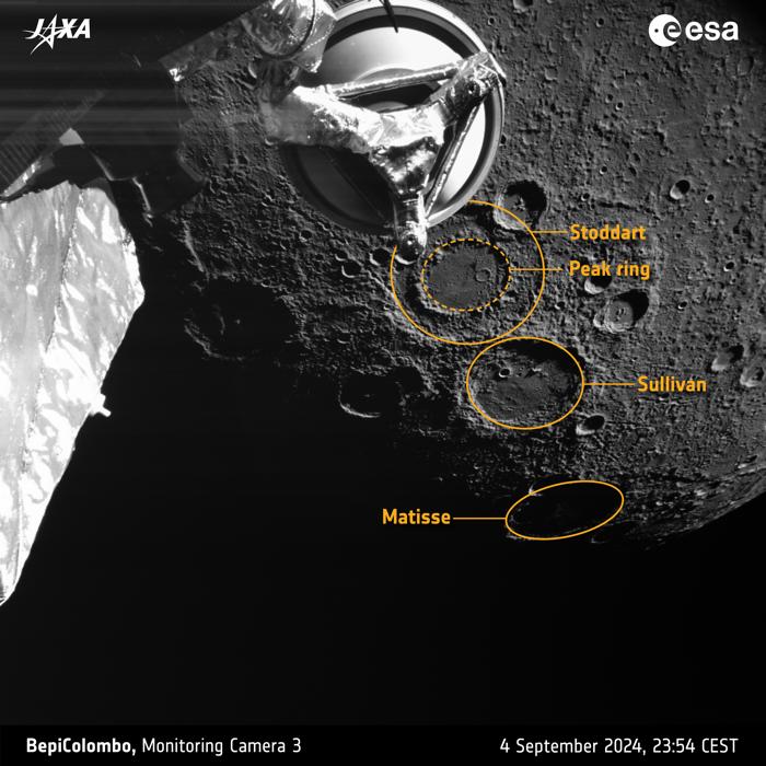 Pianeta Mercurio sullo sfondo con la sua superficie grigia, craterizzata e segnata da buchi. In primo piano ci sono alcune parti della navicella spaziale. Anche il cratere Stoddart è a forma di ciambella come un anello dentro un anello, ma più piccolo di vivaldi. Accanto c'è un cratere Sullivan di dimensioni simili e leggermente più a nord, nell'ombra, il cratere Matisse