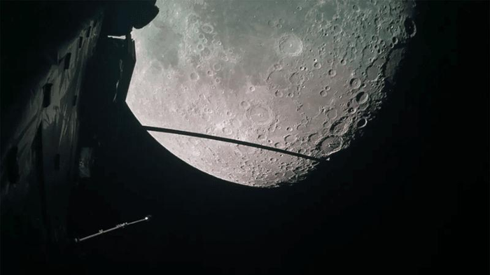 La Luna vista da JUICE durante il suo ultimo sorvolo.