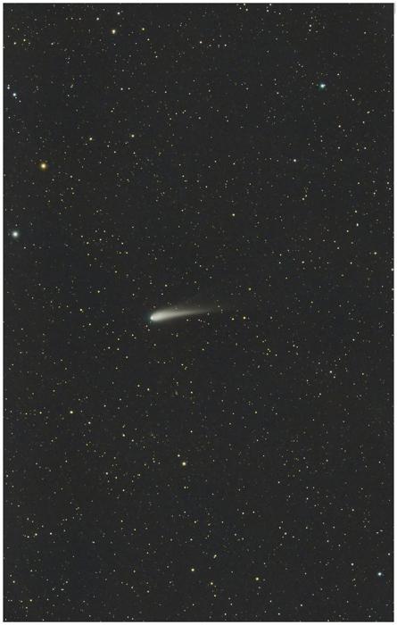 La cometa è al centro dell'immagine tra uno sfondo stellato. Una coda vaporosa è facilmente visibile estendersi nello spazio