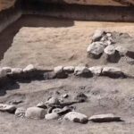 Carro romano e misteriose strutture in pietra scoperti durante gli scavi nel tumulo di una necropoli