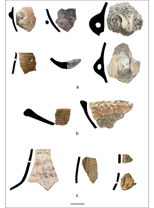 Ceramica neolitica da Oued Beht: a) ciotole in tessuto color buff, giara (con foro post-cottura), grandi maniglie a tunnel e base rotonda; b) recipienti per la cottura in tessuto rosso-marrone; c) cocci dipinti (scala = 50mm) Alcuni dei segni sono elaborati in un modo che era raro prima dell'agricoltura.