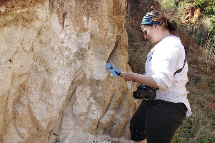 Brandi L. MacDonald raccoglie materiali grezzi di ocra e argilla in Eswatini, Africa meridionale, per lo studio.