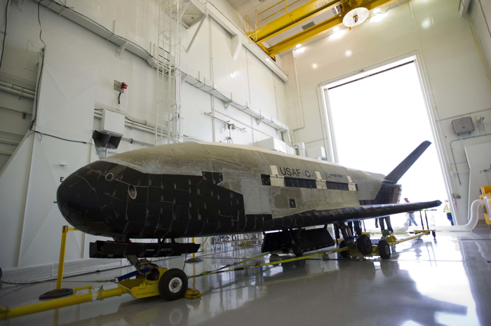 X-37B si trova in un hangar dopo aver completato un volo precedente.