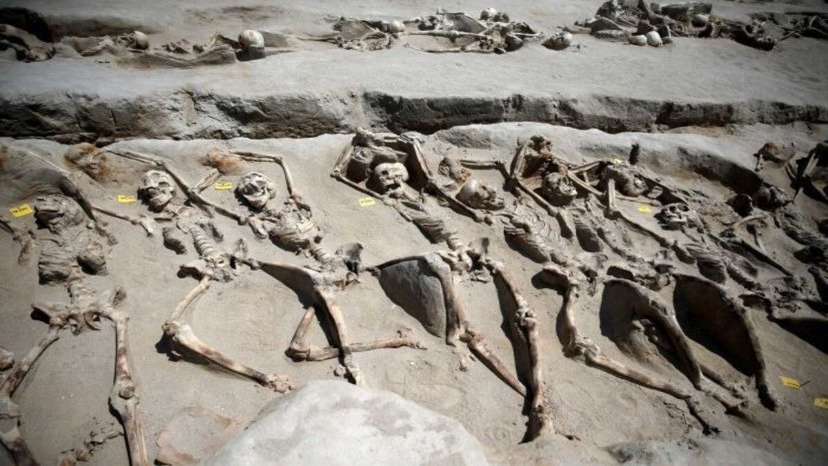 80-shackled-skeletons-found-in-greek-grave-after-ancient-mass-execution-1.jpg