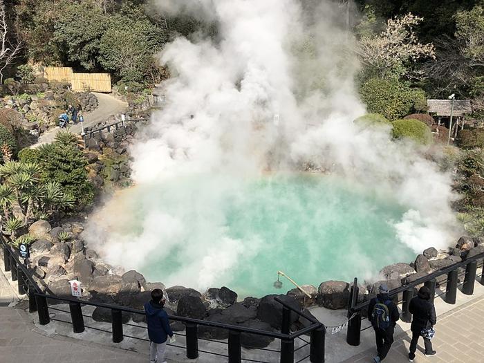 Umi Jigoku, una piscina blu circondata dal vapore