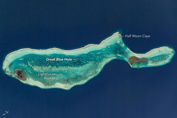 Una fotografia del Sistema di Riserva della Barriera Corallina del Belize, con il Grande Buco Blu, vista dalla Stazione Spaziale Internazionale il 5 marzo 2020