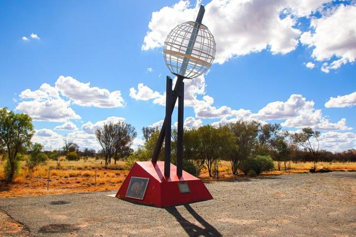 Alice Springs, Australia - March 11, 2016 : Monumento del Tropico del Capricorno sulla Stuart Highway - Globo cavo che segna la latitudine più meridionale dove il Sole può essere visto direttamente sopra la testa