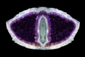 La geode di ametista mostra cristalli viola.