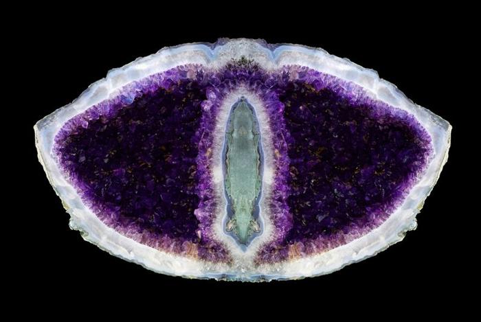 La geode di ametista mostra cristalli viola.