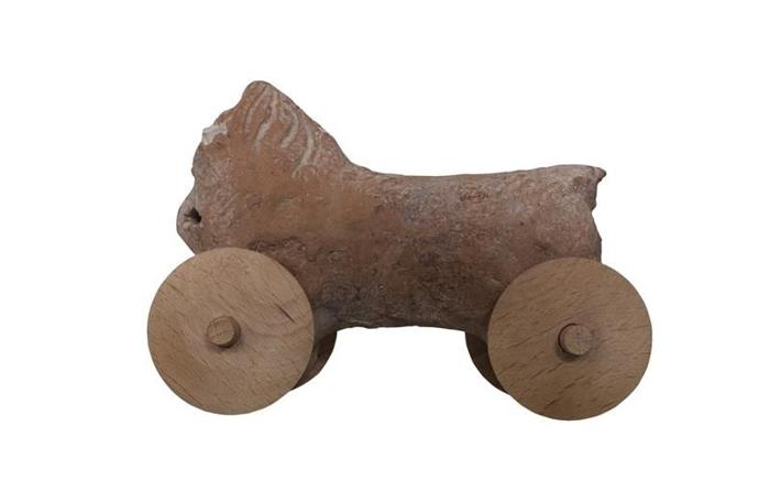 ancient-clay-horse-toy-with-wheels-on-white-background-m.jpg