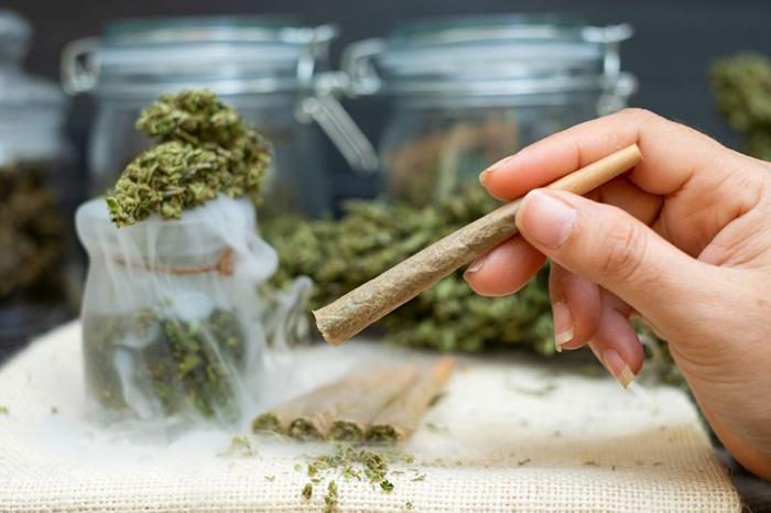 Giunto di cannabis e boccioli di cannabis essiccati