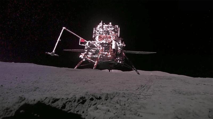 Atterraggio del lander Chang'e-6 sul lato lontano della Luna.