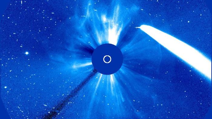 La cometa è una luminosa striscia di luce sul lato. Al centro la vista del Sole è bloccata dal coronografo. Filamenti e strisce luminose sono visibili intorno al coronografo a 360 gradi mentre il CEM si sta muovendo in tutto il campo visivo