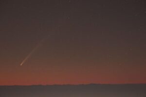 Lo strato dell'atmosfera è visibile e intorno ad esso è visibile la cometa con la sua lunga coda