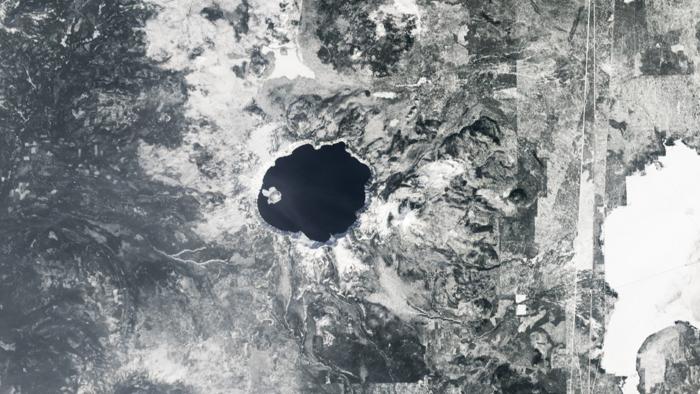 Un'immagine satellitare del Crater Lake scattata da Landsat-8 il 18 marzo 2023.