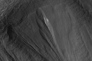 Un canalone nella regione marziana di Dao Vallis fotografato dall'Orbiter di Ricognizione Marziana. Le aree bianche sono pensate per essere depositi di ghiaccio polveroso.