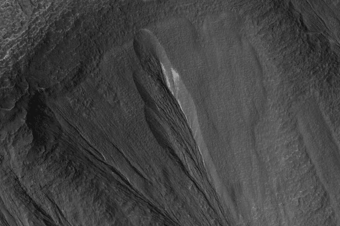 Un canalone nella regione marziana di Dao Vallis fotografato dall'Orbiter di Ricognizione Marziana. Le aree bianche sono pensate per essere depositi di ghiaccio polveroso.