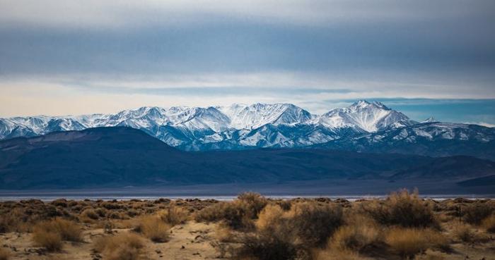 Il paesaggio montuoso della Contea di Esmeralda in Nevada potrebbe