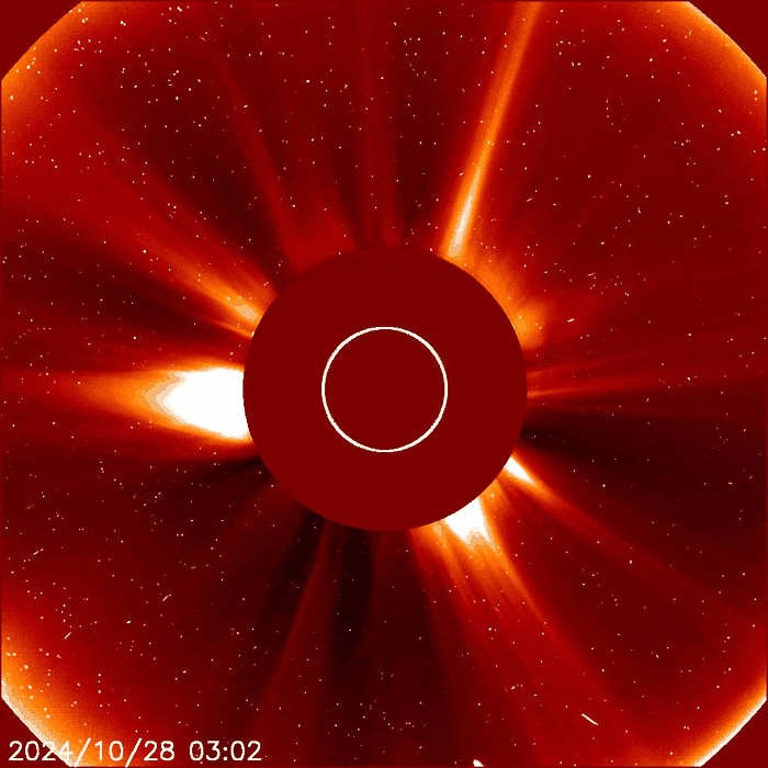 Una versione ravvicinata di quanto sopra. La cometa si vede avvicinarsi al sole diventando momentaneamente più luminosa prima di svanire