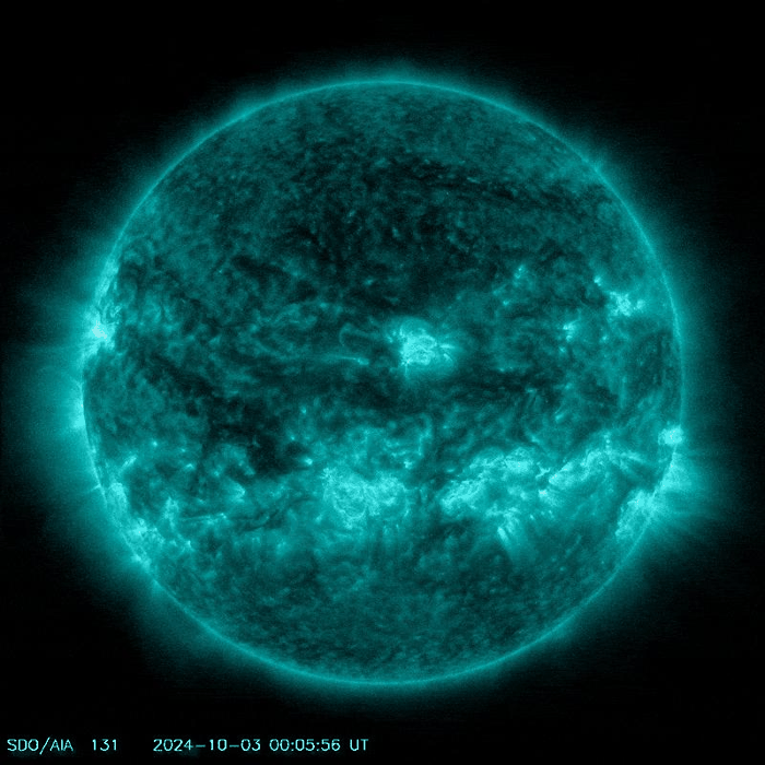 il sole in luce ultravioletta - c'è molta attività ma a metà di questa animazione appare una croce luminosa sulla superficie mentre la brillata viene emessa