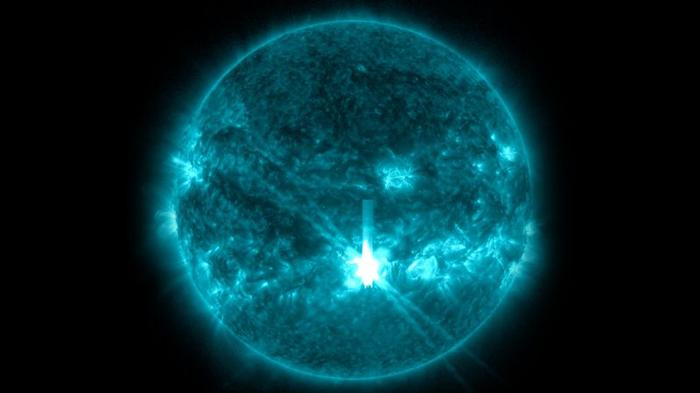 Una vista ultravioletta del Sole. Nel centro inferiore è visibile un punto luminoso e sovrasaturato sull'orlo. La posizione della brillata.