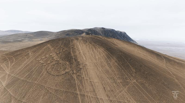 I percorsi dei veicoli hanno squarciato i geoglifi di Alto Barranco nel deserto di Atacama, Cile.