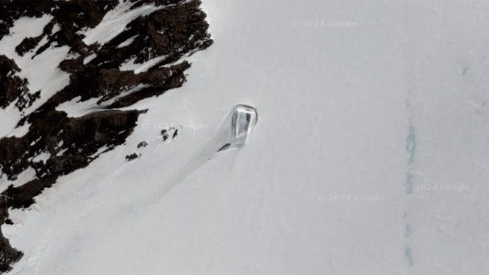 Una presunta porta trovata in Antartide su Google Maps.