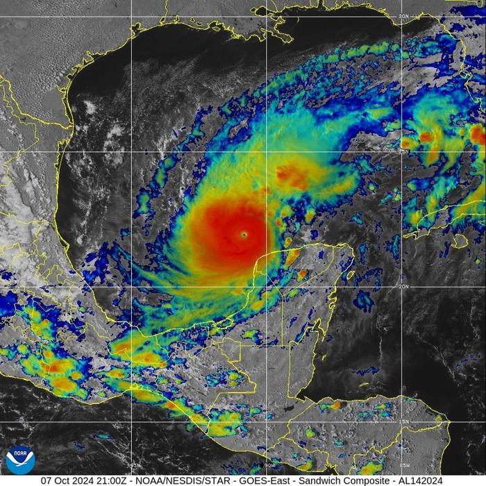 Un'immagine satellitare NOAA dell'uragano Milton nel Golfo del Messico il 7 ottobre 2024. La tempesta si sta dirigendo verso la Costa Occidentale della Florida, visibile in alto a destra della foto.