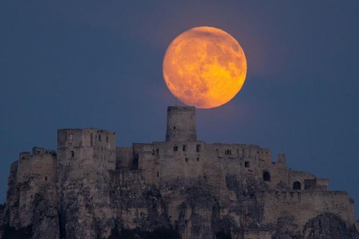 Luna piena che sorge al Castello di Spis